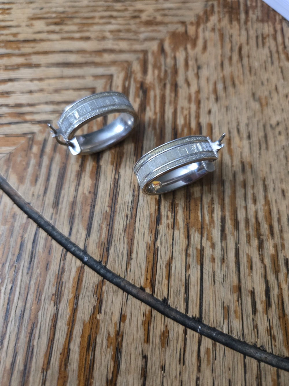 Helzberg Diamond Silver Hoop Earrings QG 925 Sterling made In Italy. - Picture 2 of 4